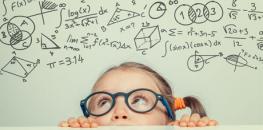 petite fille et formules mathématiques