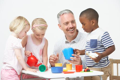 Apprendre à ranger le coin dinette en maternelle