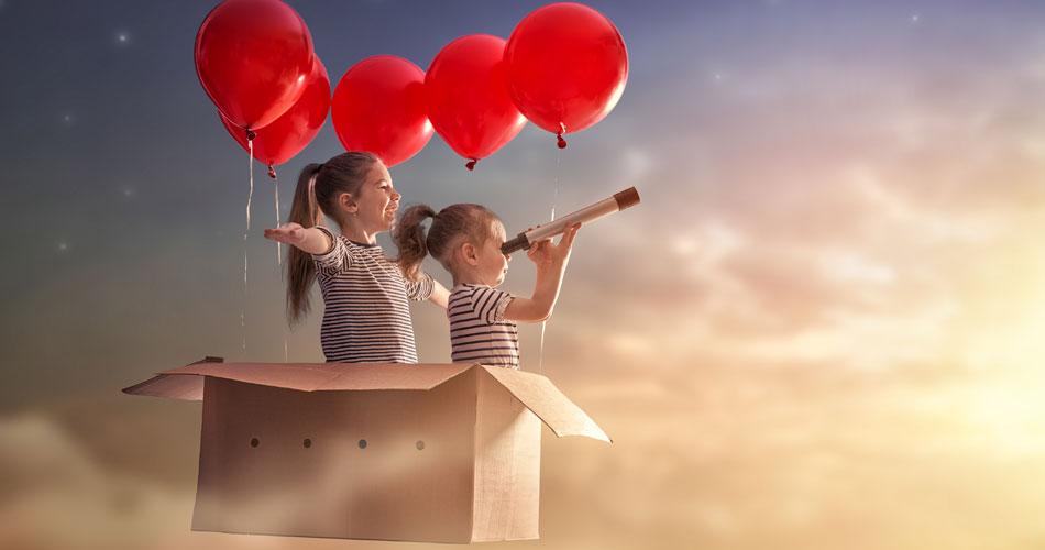 Enfants dans un carton s'envolant dans les airs avec des ballons rouges