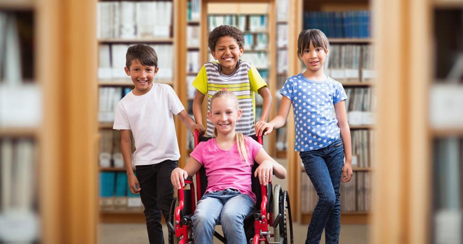 Fille handicapée et ses amis dans une bibliothèque
