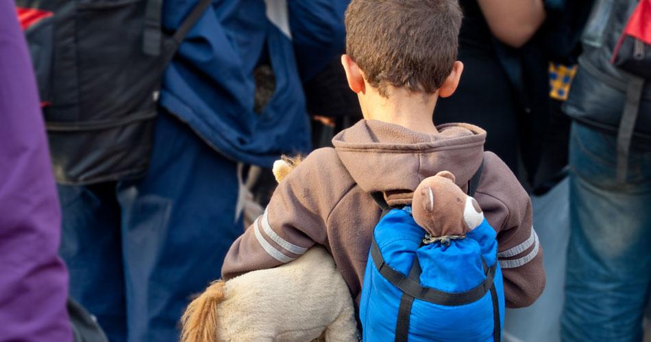 enfant réfugié avec son sac