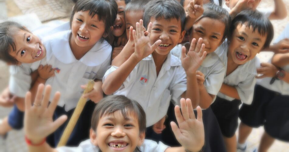 enfants joyeux levant les mains