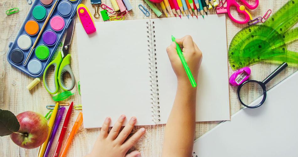 cahier, peinture, crayons de couleur, mains d'enfant