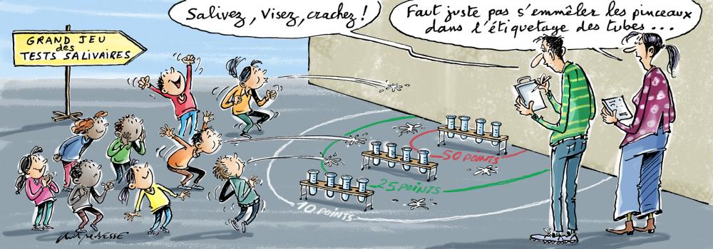 enfants dans une cour de récréation qui crachent dans des tubes Les tests salivaires dans les écoles