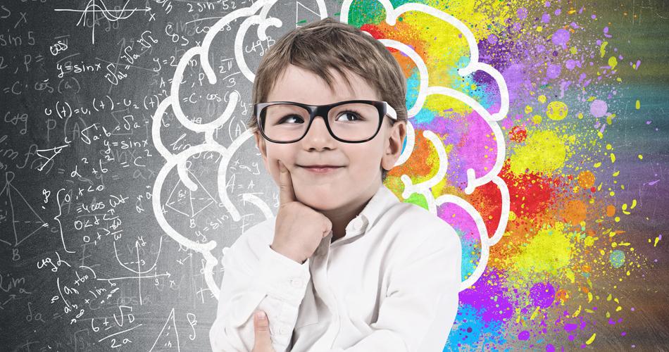 enfant à lunettes avec symboles mathématiques