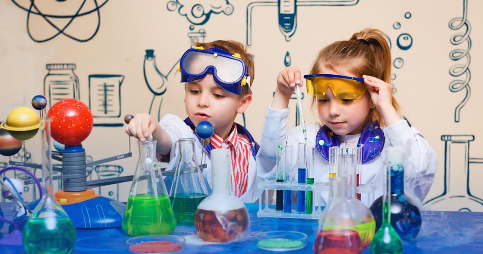 enfants réalisant des expériences scientifiques