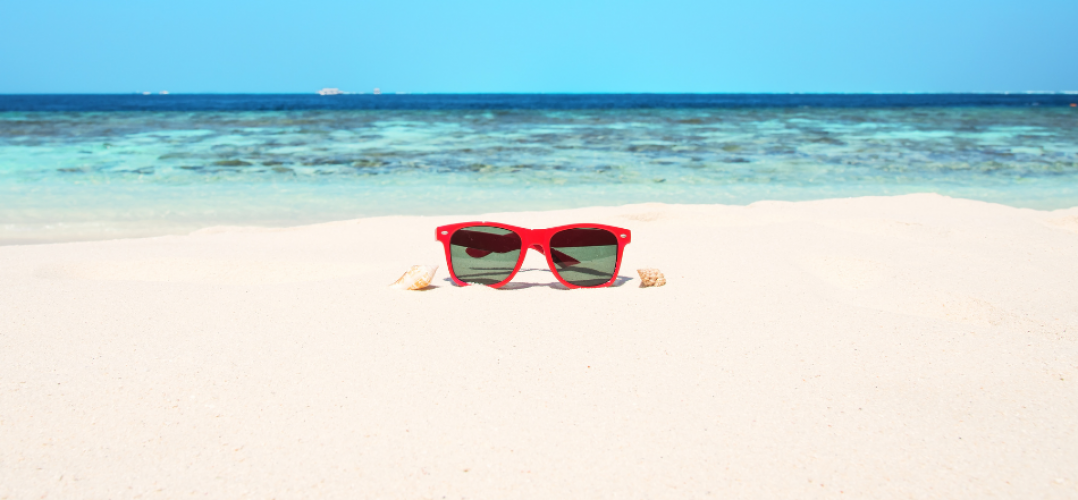 vacances sable mer lunettes de soleil